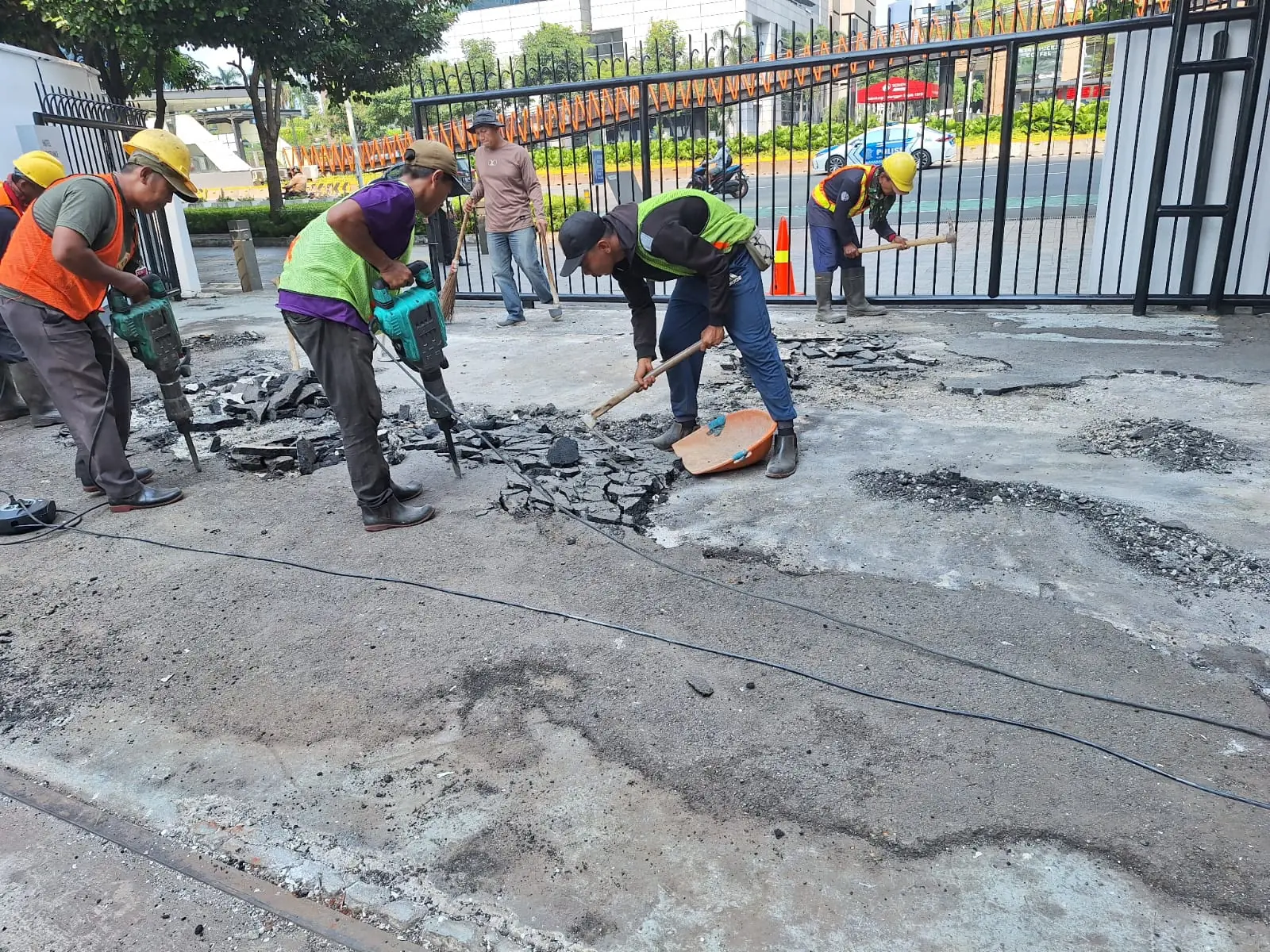 Pelapisan Ulang Aspal Hotmix pada Akses Masuk Parkir Hotel Le Meridien — 1