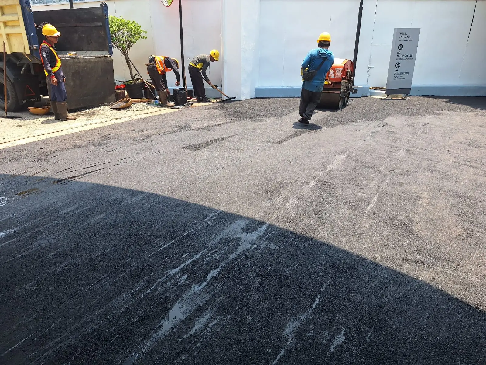 Pelapisan Ulang Aspal Hotmix pada Akses Masuk Parkir Hotel Le Meridien — 10