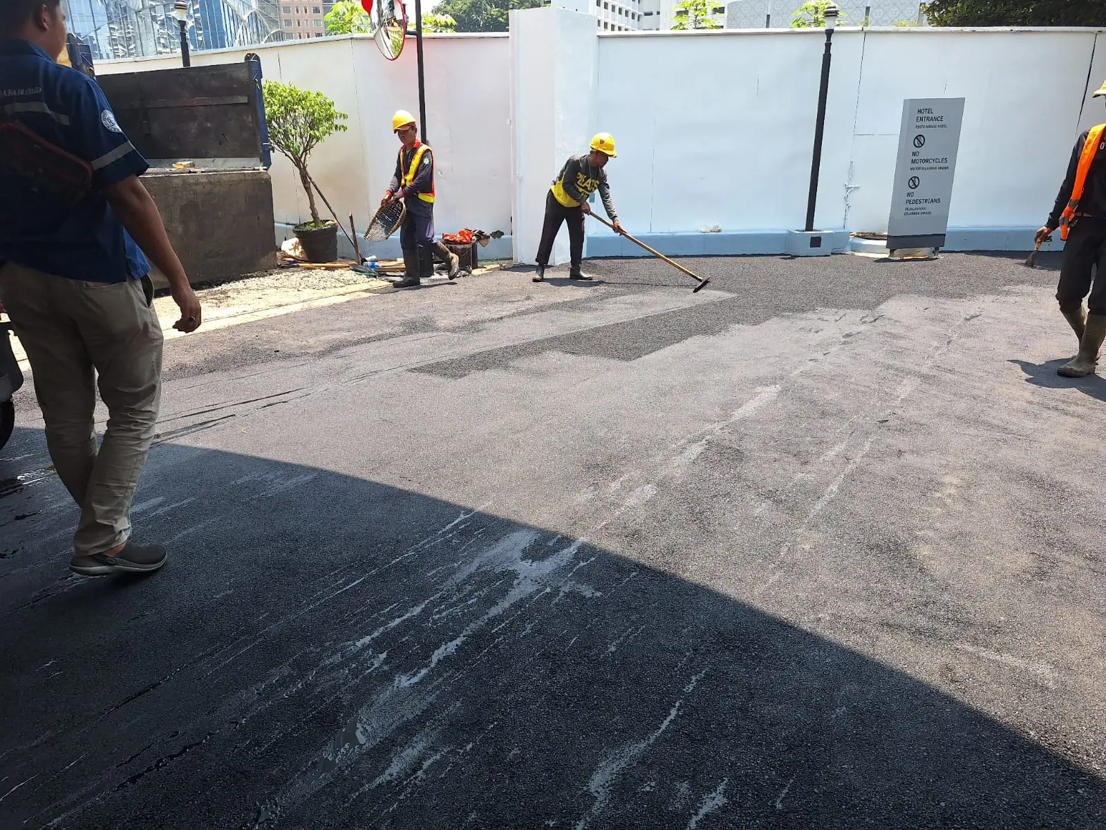 Pelapisan Ulang Aspal Hotmix pada Akses Masuk Parkir Hotel Le Meridien — 12