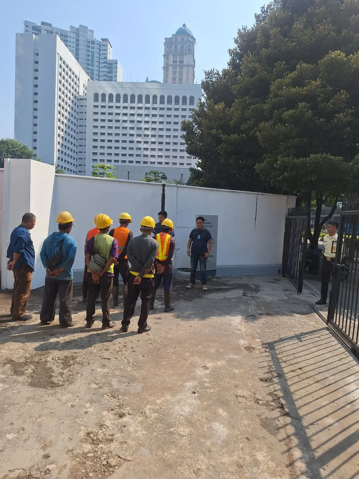 Pelapisan Ulang Aspal Hotmix pada Akses Masuk Parkir Hotel Le Meridien — 2