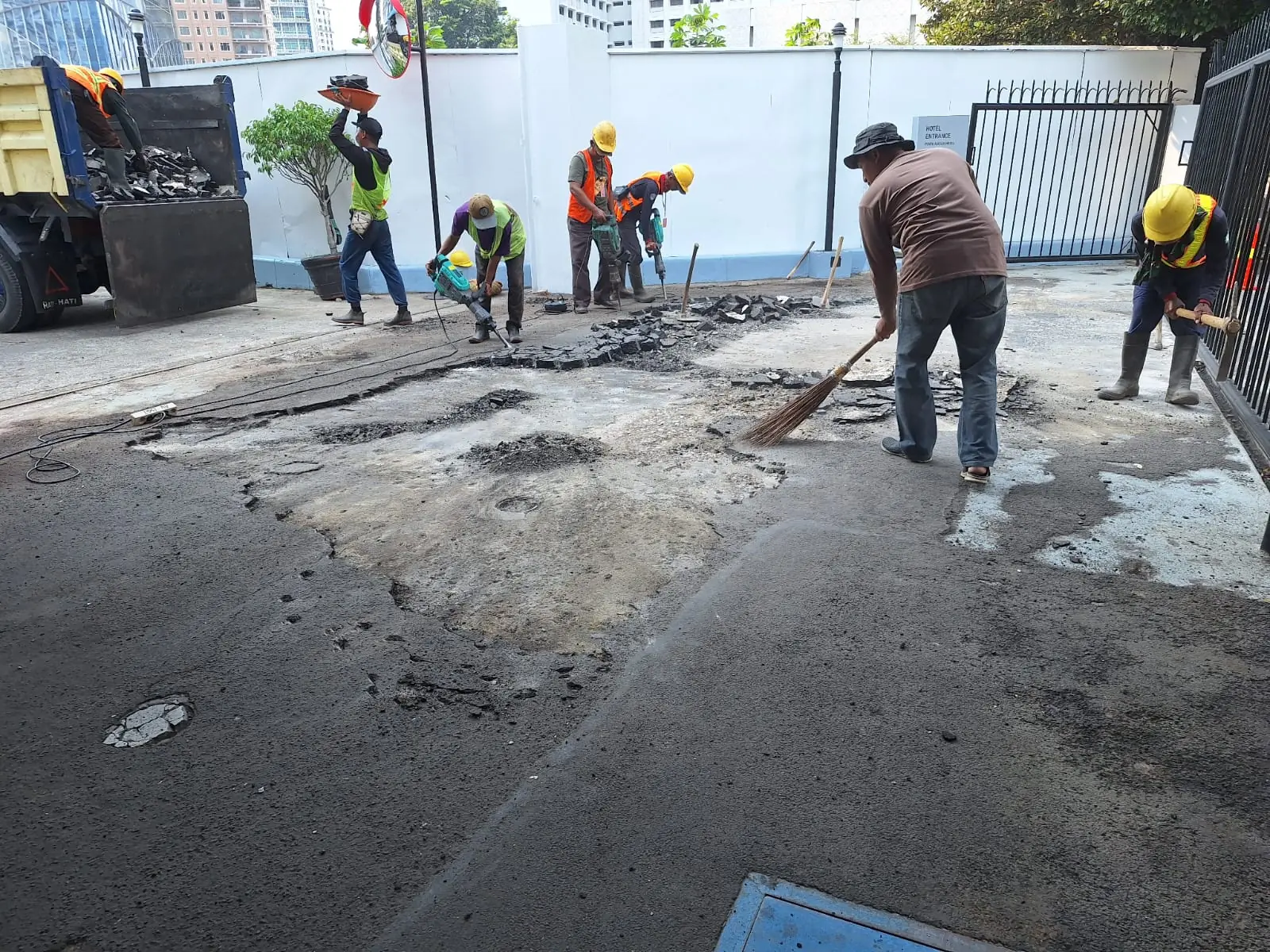 Pelapisan Ulang Aspal Hotmix pada Akses Masuk Parkir Hotel Le Meridien — 3