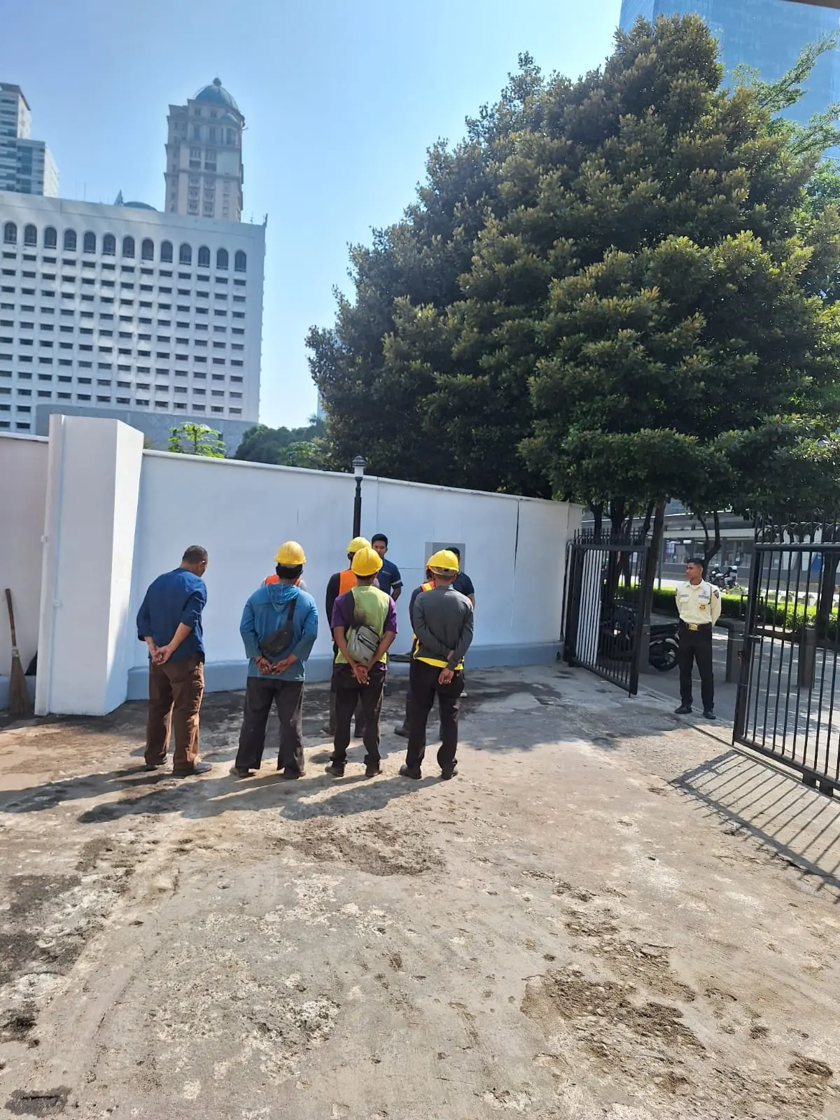 Pelapisan Ulang Aspal Hotmix pada Akses Masuk Parkir Hotel Le Meridien — 4