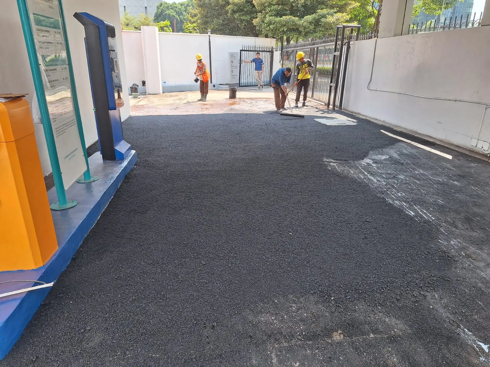 Pelapisan Ulang Aspal Hotmix pada Akses Masuk Parkir Hotel Le Meridien — 7