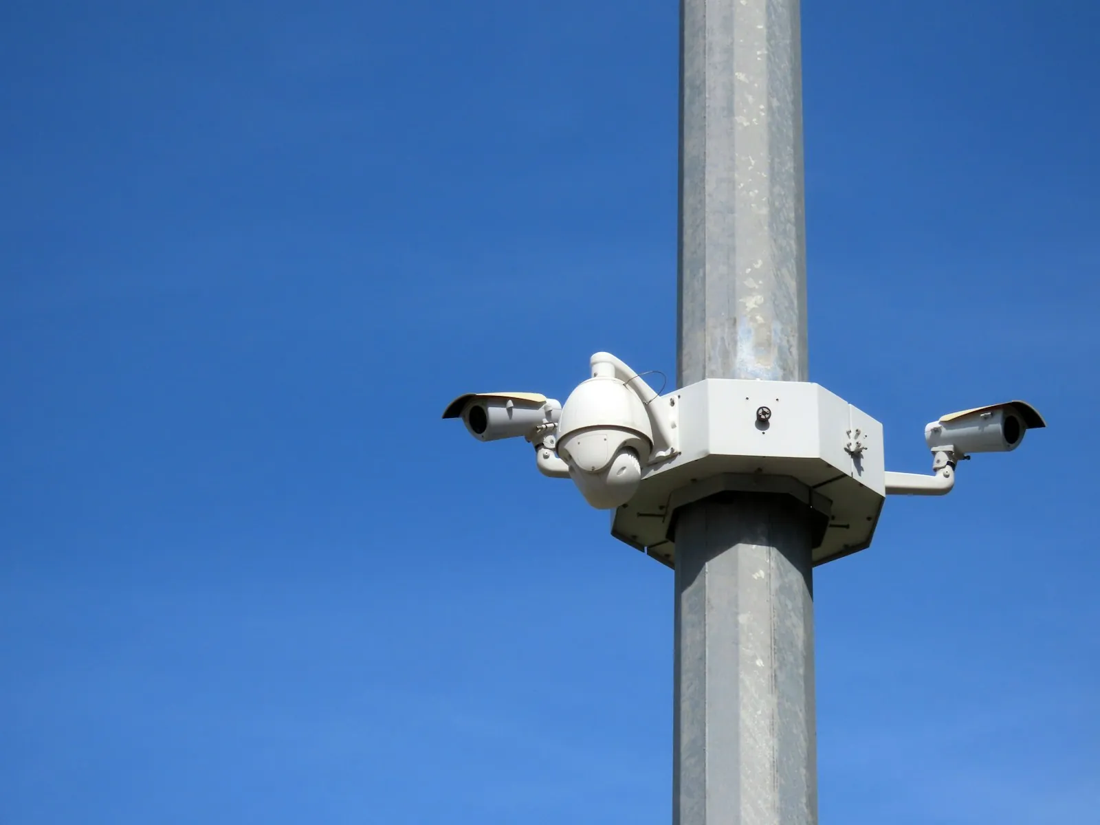 Kamera CCTV untuk pemantauan area luar