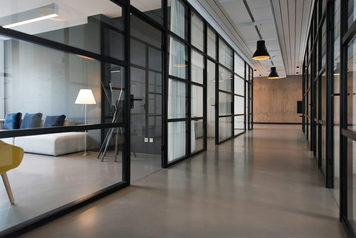 Tata letak kantor modern dengan partisi dan meja kerja